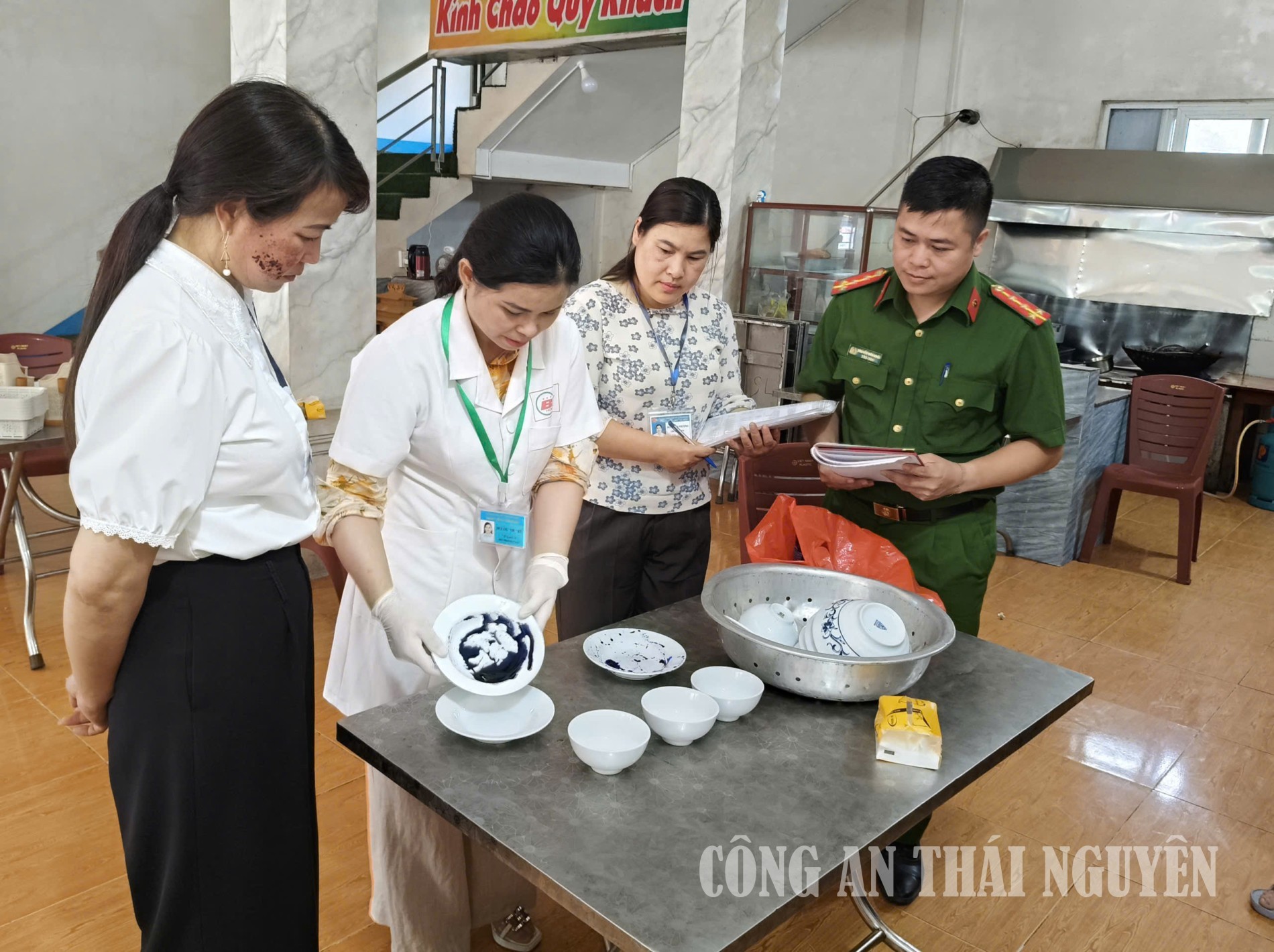 Kiểm tra vệ sinh an toàn thực phẩm tại xã Cẩm Giàng.