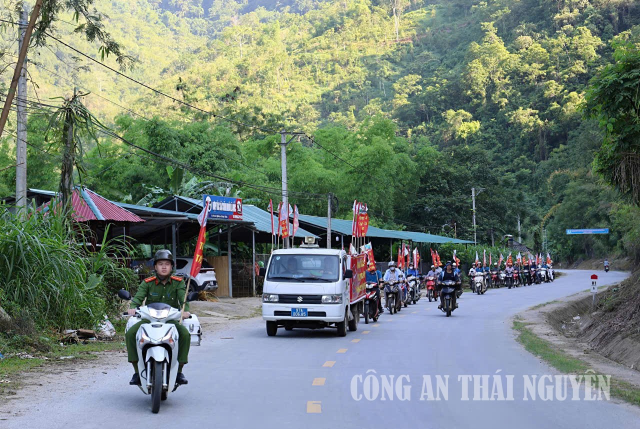 Công an xã Nghiên Loan tuyên truyền thuốc lá