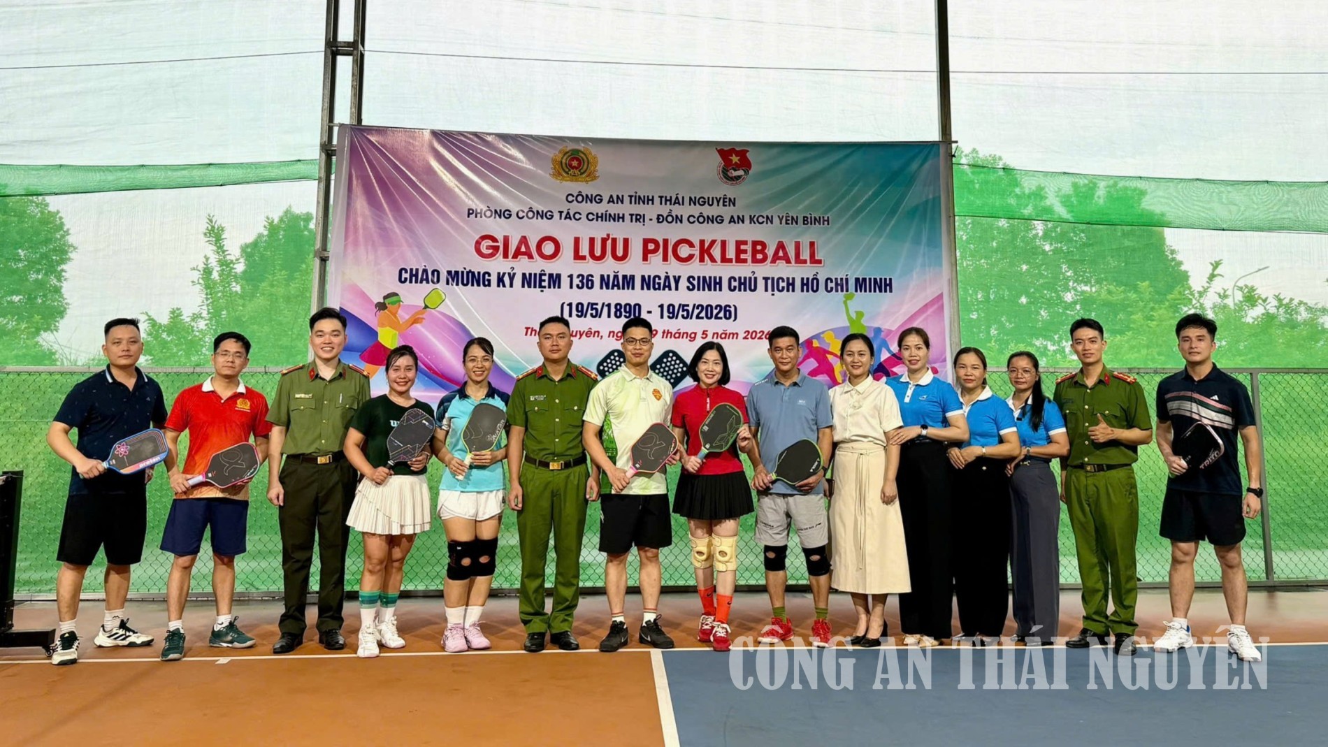 Hai đơn vị chụp ảnh lưu niệm tại chương trình giao lưu.