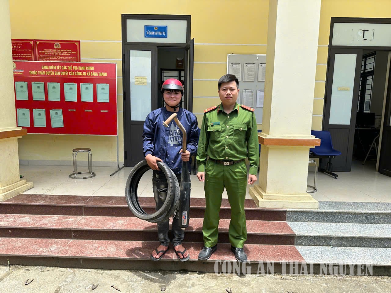 Cán bộ Công an xã tiếp nhận linh kiện độ chế do người dân tự nguyện giao nộp
