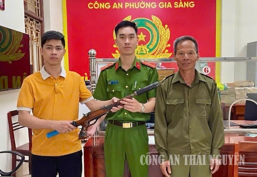 Công dân tự nguyện giao vũ khí tạ cơ quan Công an.