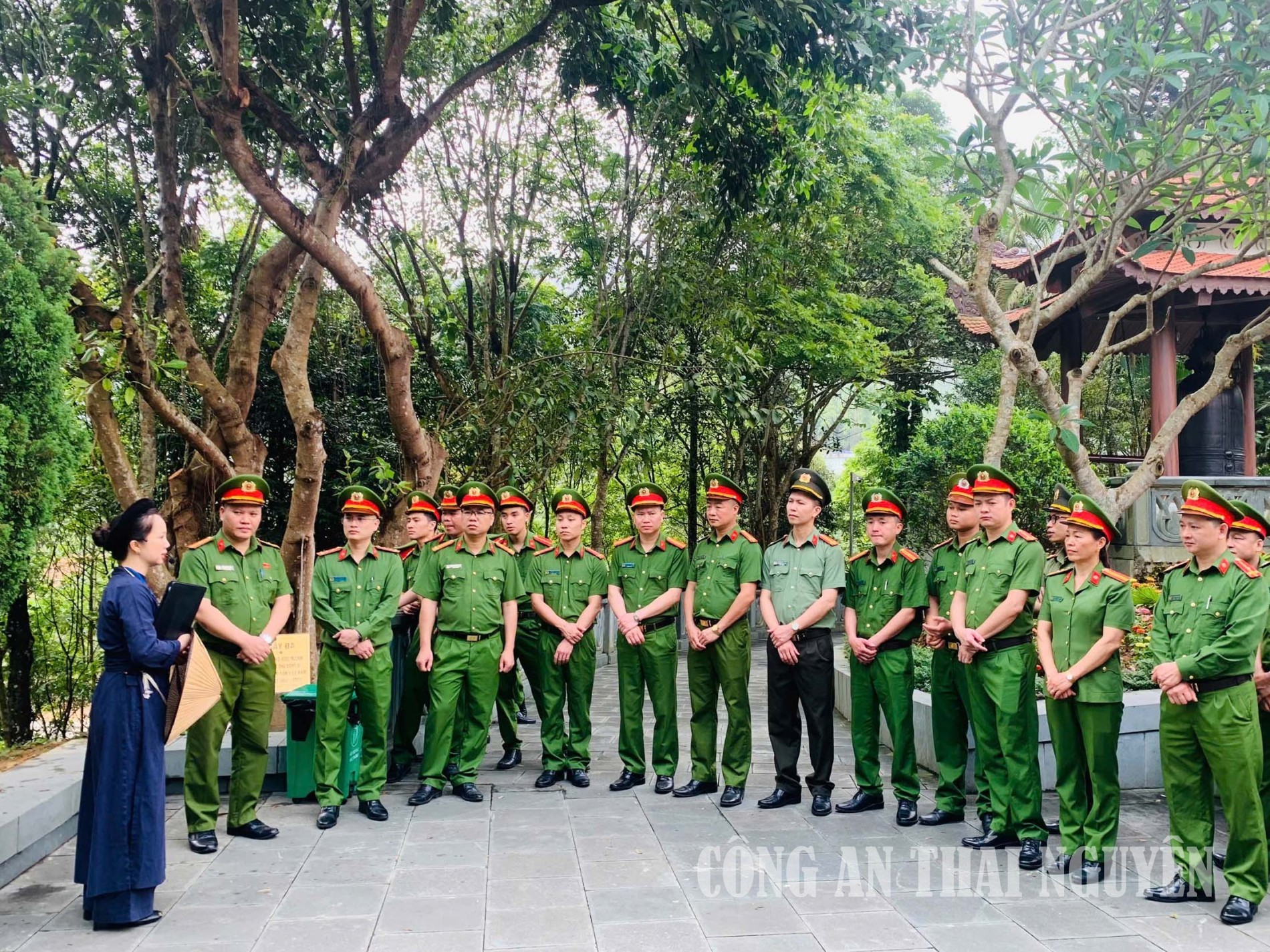 Công an xã Hợp Thành sinh hoạt chính trị tại khu di tích lịch sử quốc gia đặc biệt ATK Định Hóa.
