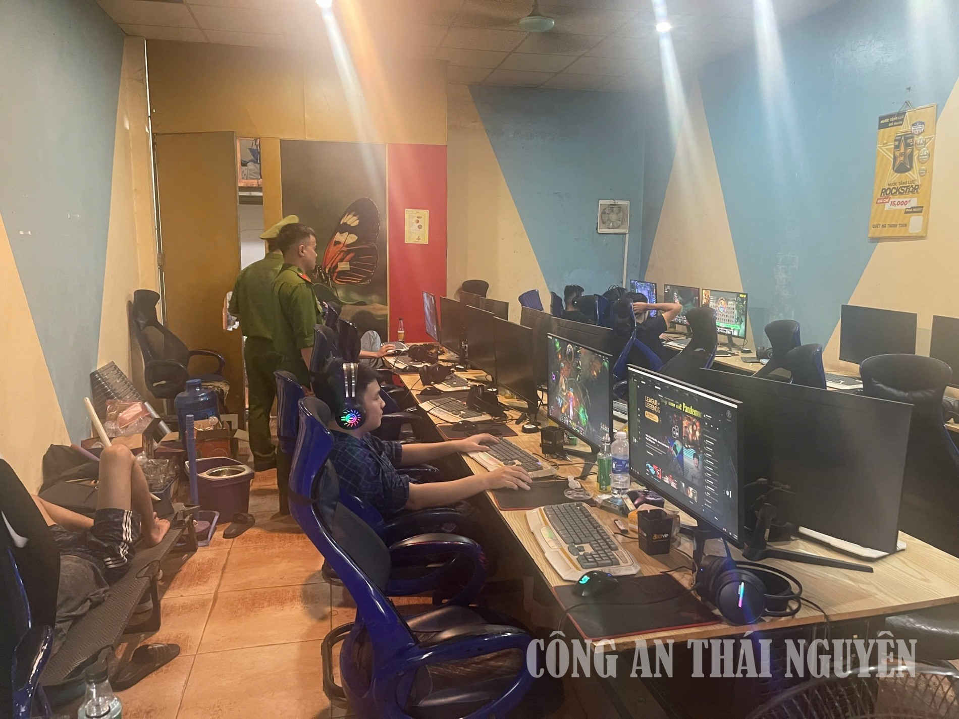 Công an phường Phan Đình Phùng tăng cường quản lý các cơ sở kinh doanh Internet.