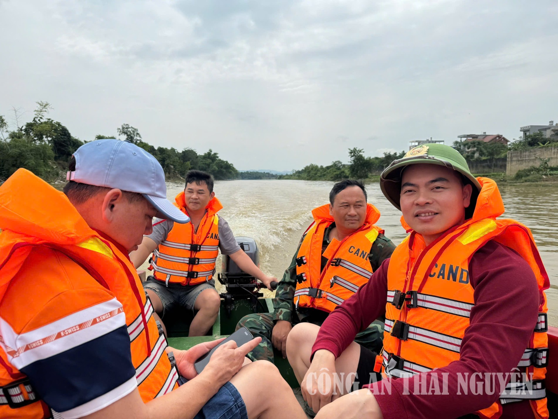 Linh sơn tập huấn lái xuồng
