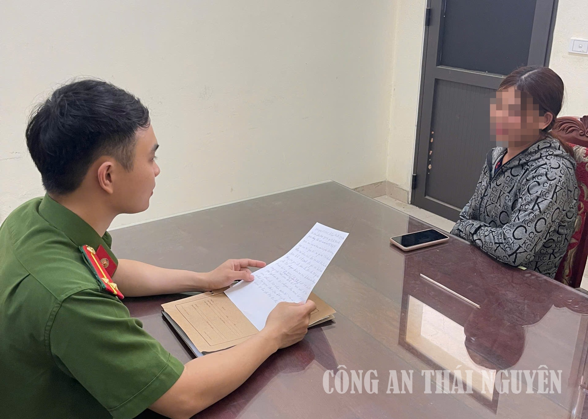 Công an xã Phúc Lộc giải thích, tuyên tryền cho chị P về  thủ đoạn lừa đảo qua không gian mạng