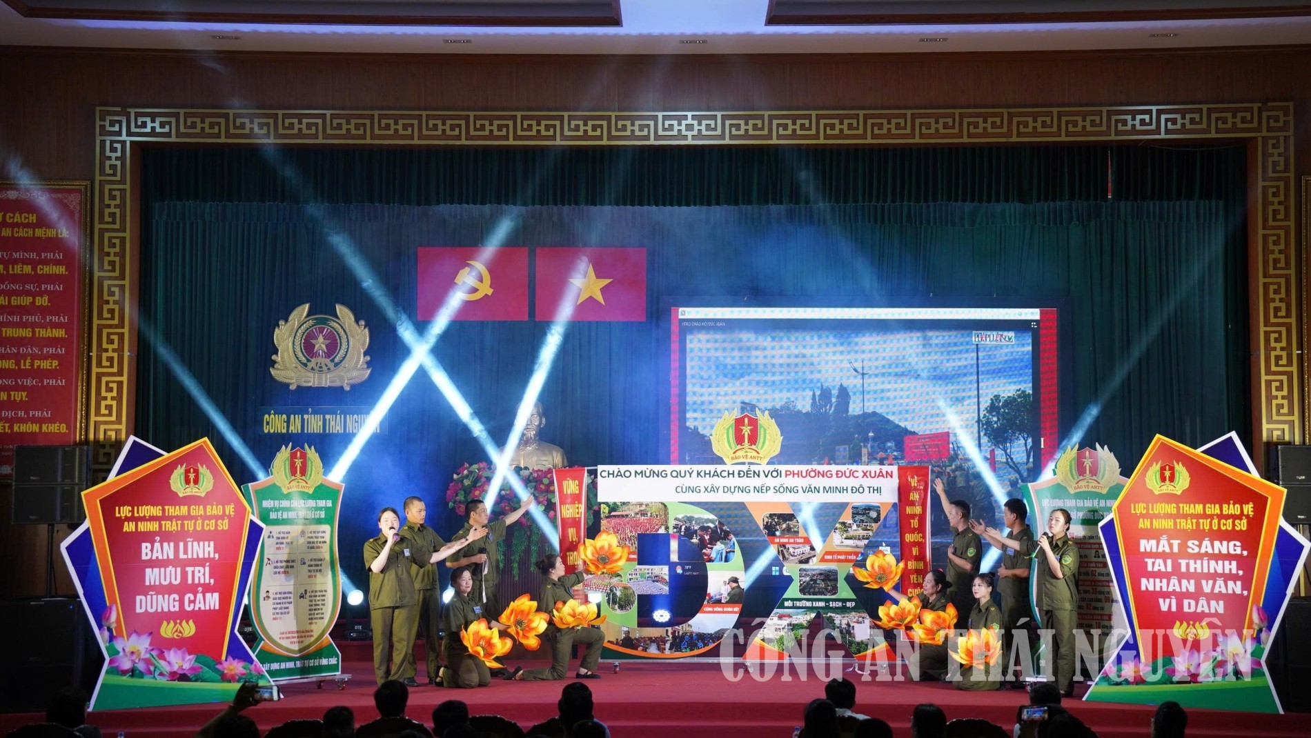 màn chào hỏi Đức Xuân