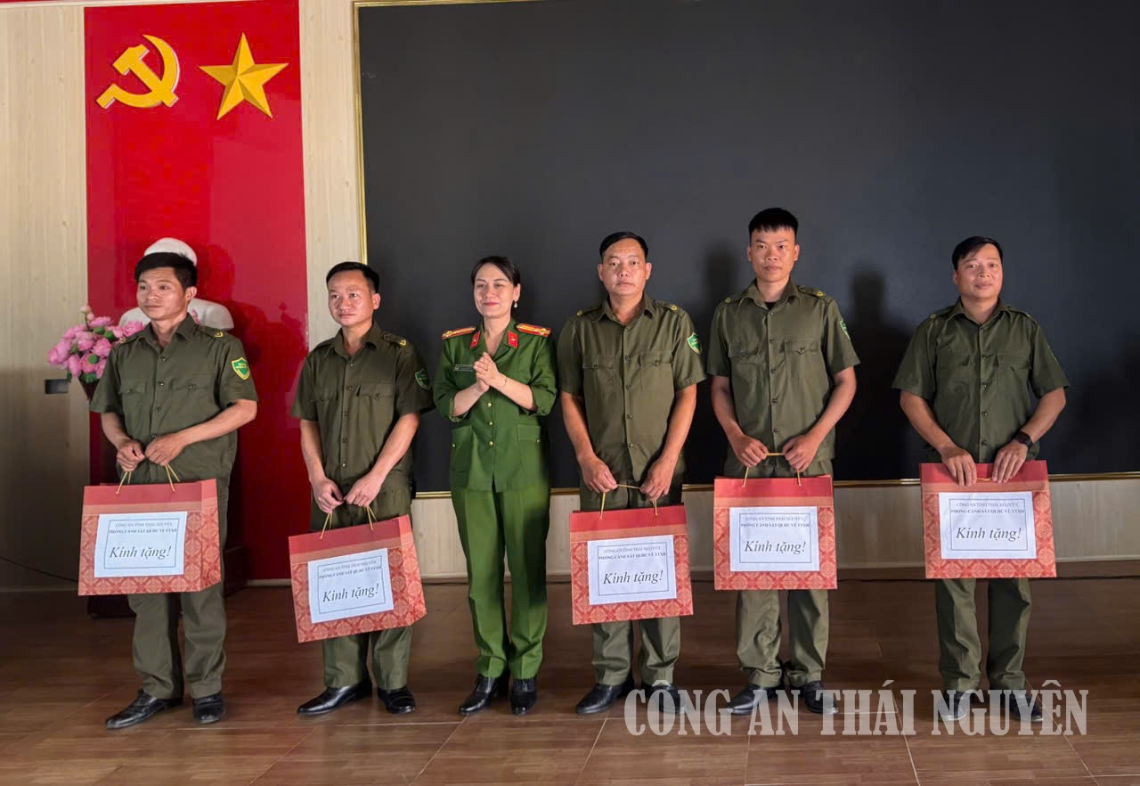 pc 06 tặng quà an ninh cơ sở