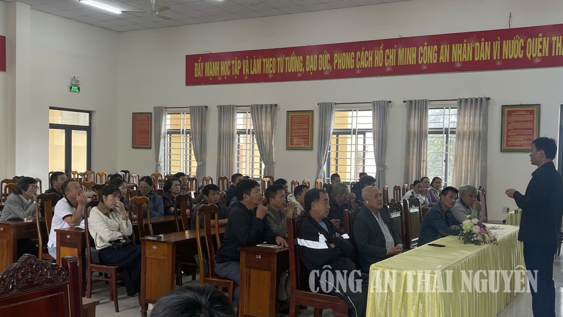 Cơ quan chức năng làm việc với người dân bị lấy trộm thông tin cá nhân.