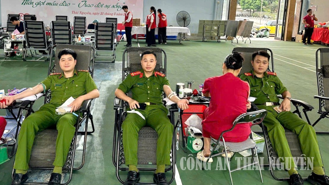 Cán bộ, chiến sĩ tích cực tham gia ngày hội hiến máu tình nguyện.