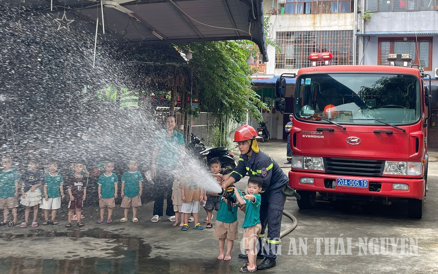 Gần 300 trẻ mầm non được trải nghiệm về phòng cháy, chữa cháy.