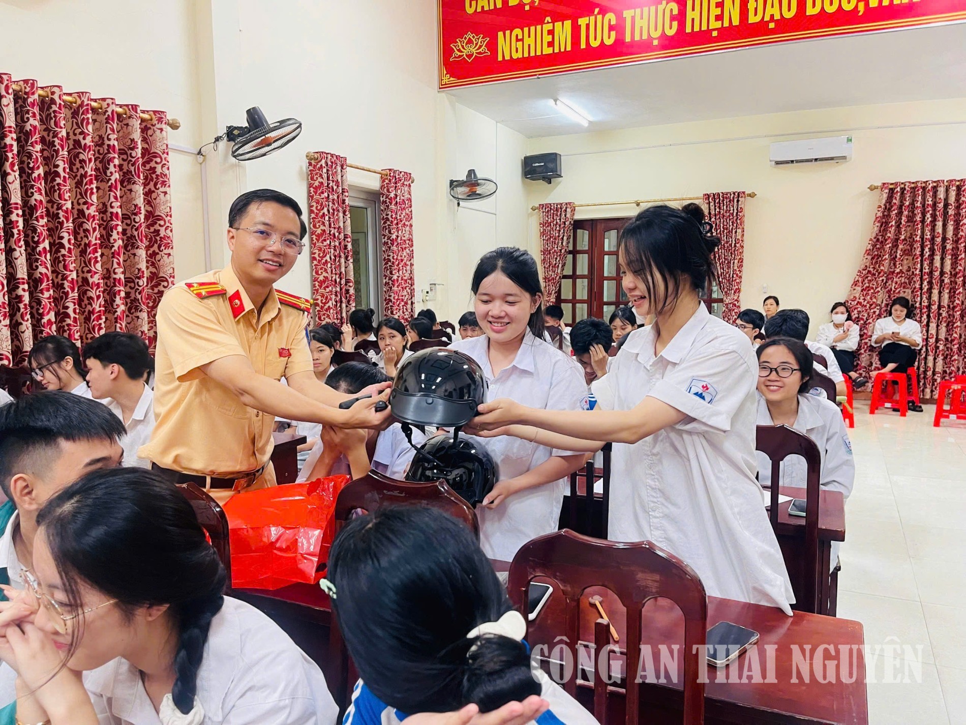 Hướng dẫn kỹ năng lái xe gắn máy an toàn cho học sinh Trường THPT Phú Lương