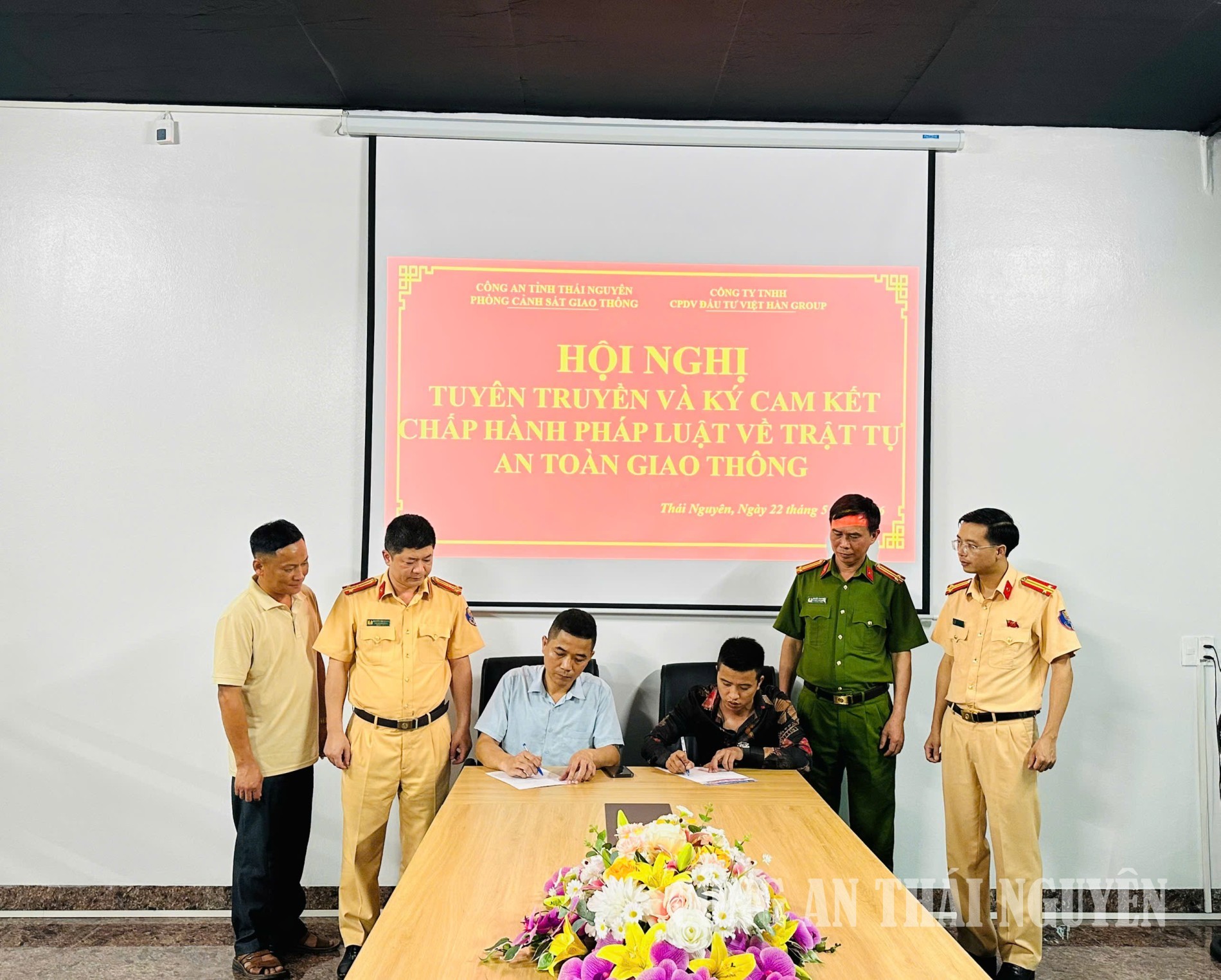 Đại diện công ty và đội ngũ lái xe ký cam kết.