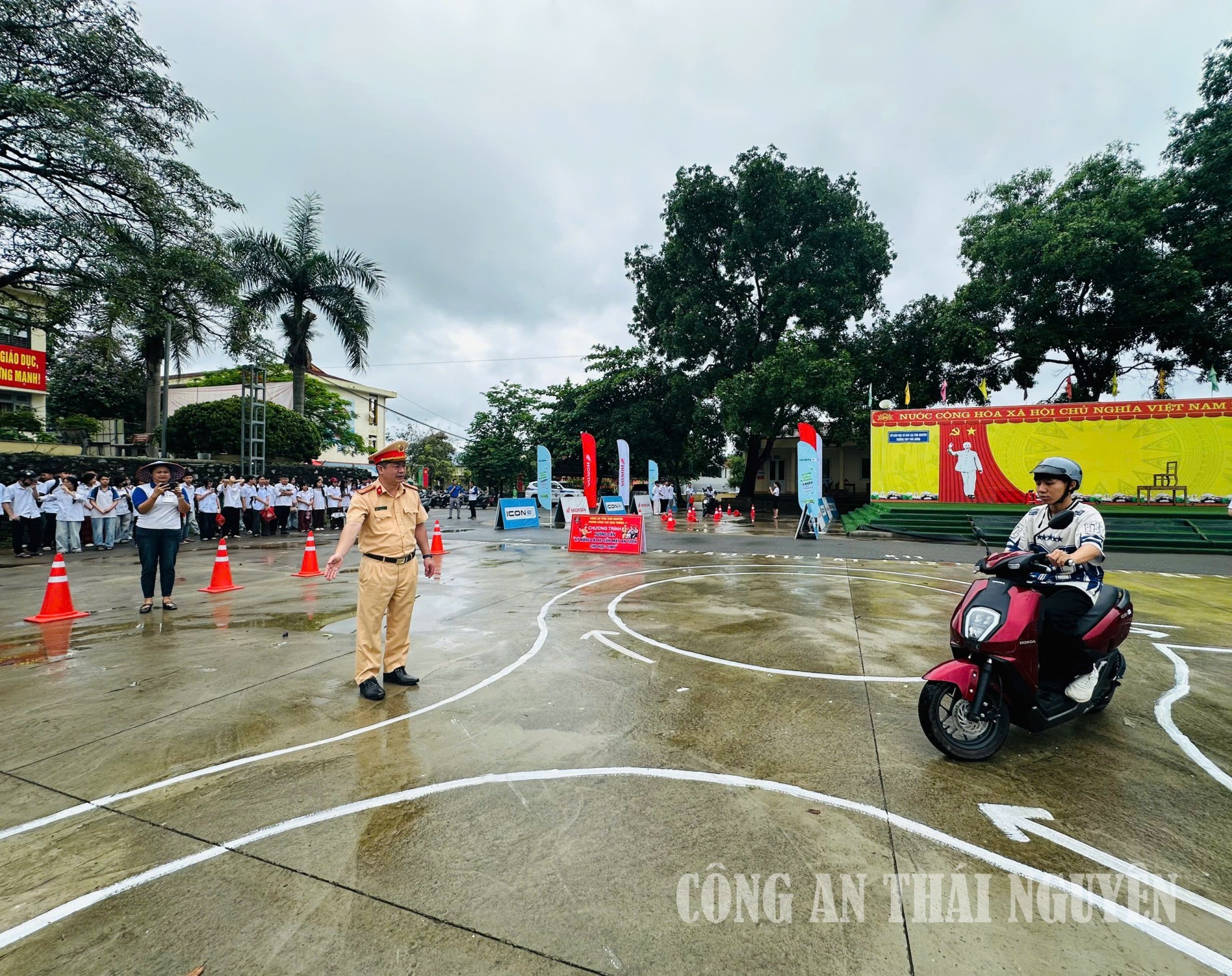 Lực lượng CSGT đã tổ chức hướng dẫn thực hành trực quan tại sân trường
