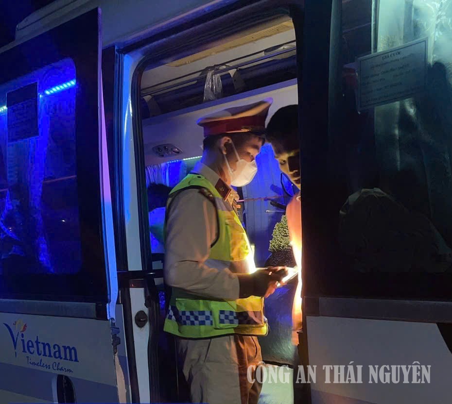 PC08 xe khách vi phạm