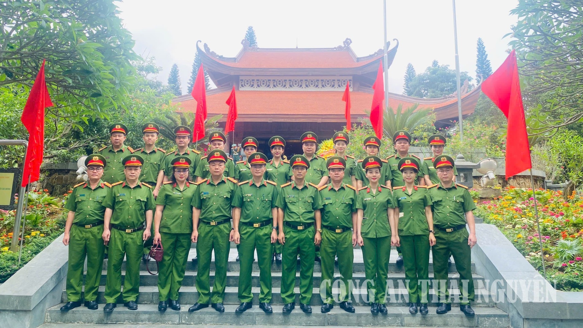 Phòng Cảnh sát thi hành án hình sự và hỗ trợ tư pháp tổ chức về nguồn, sinh hoạt chính trị .