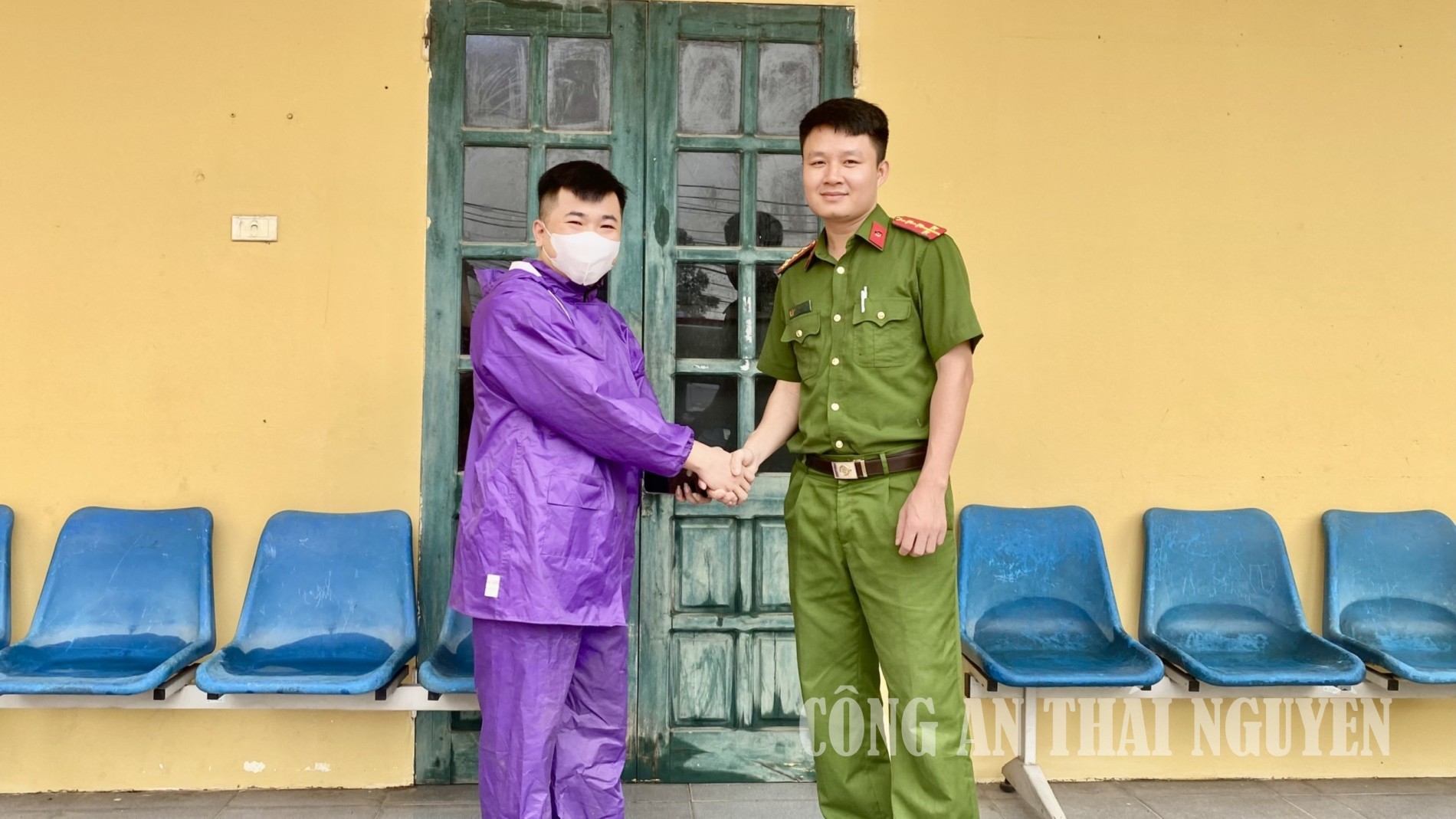 Công an phường Phúc Thuận hỗ trợ người dân trả lại tiền chuyển khoản nhầm.