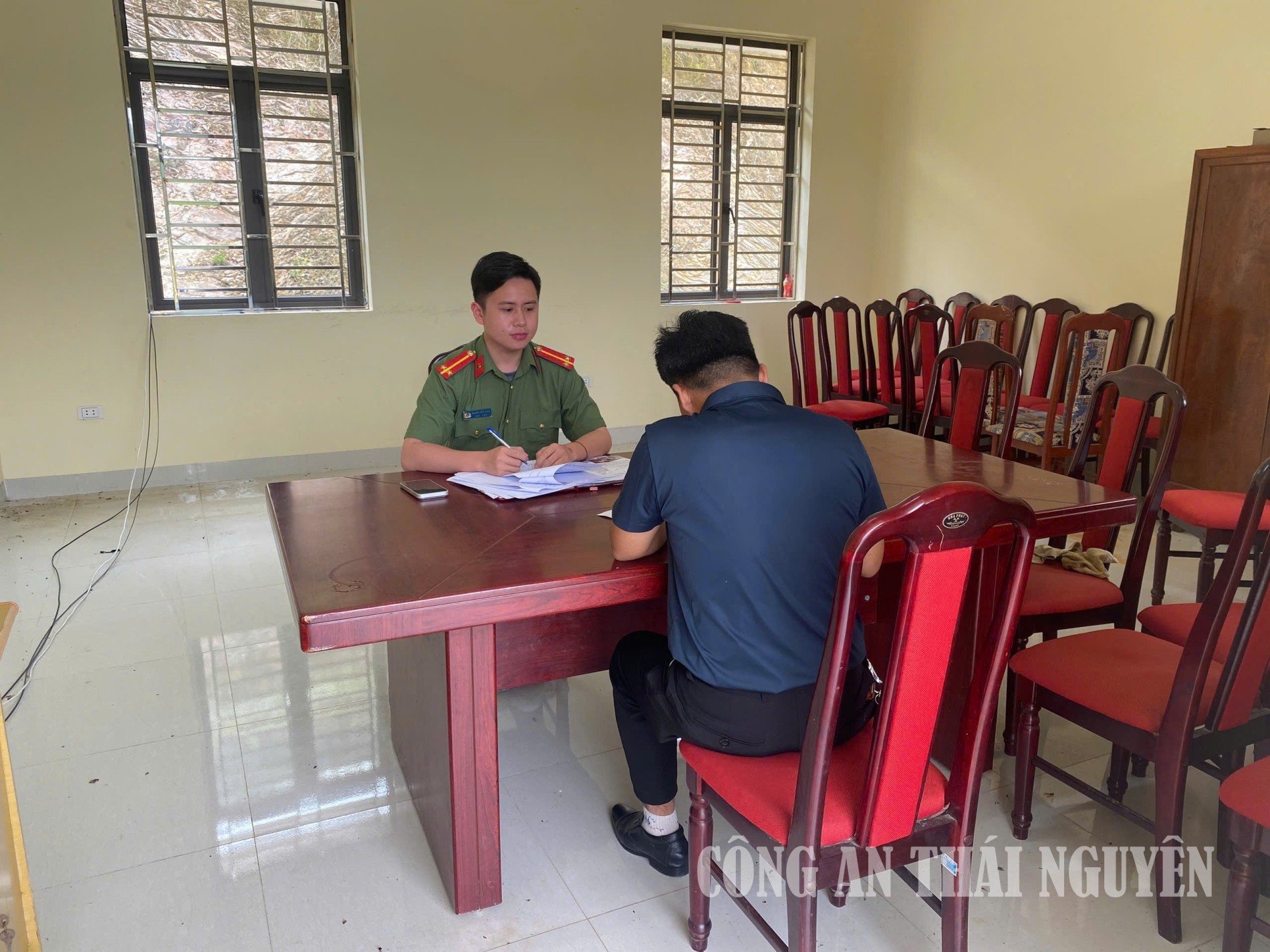 Cán bộ Công an xã làm việc với trường hợp đăng tải thông tin xấu độc trên không gian mạng.