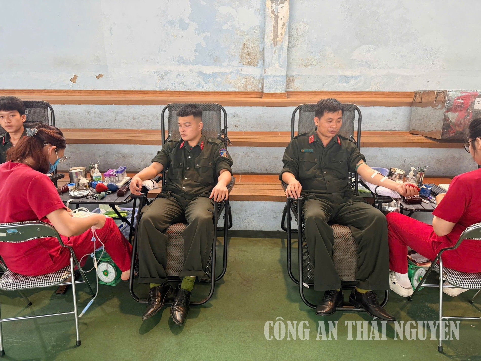 Cán bộ, chiến sĩ Phòng Cảnh sát cơ động tích cực tham gia hiến máu tình nguyện.