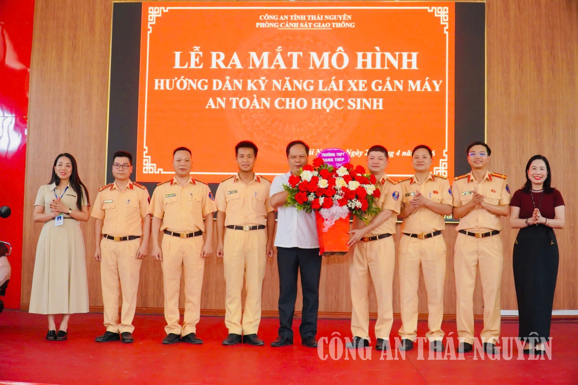 Ra mắt mô hình gang thep