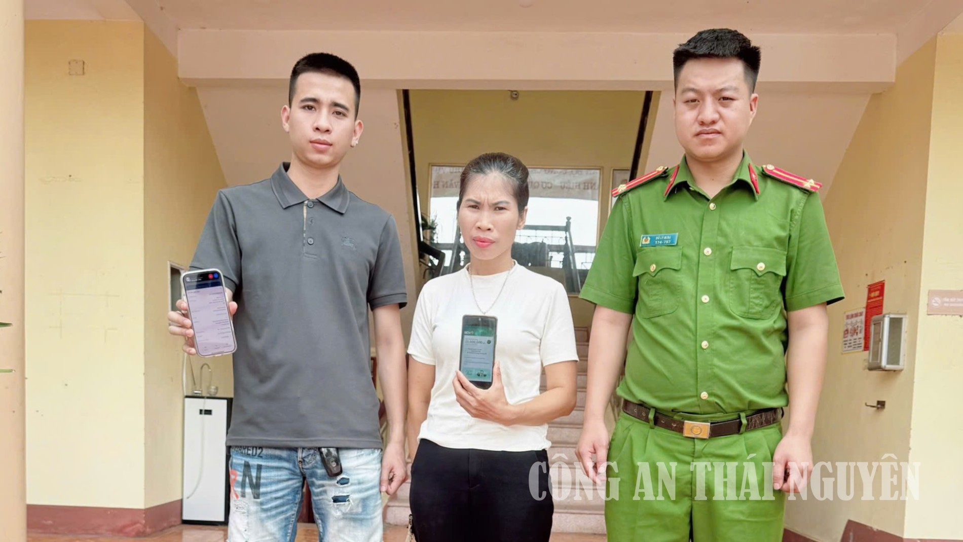 Công an xã Tân Thành xác minh, hỗ trợ công dân nhận lại tiền chuyển nhầm.