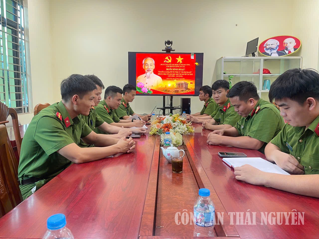 Tổ chức sinh hoạt chính trị, tìm hiểu tư tưởng, đạo đức, phong cách Hồ Chí Minh.