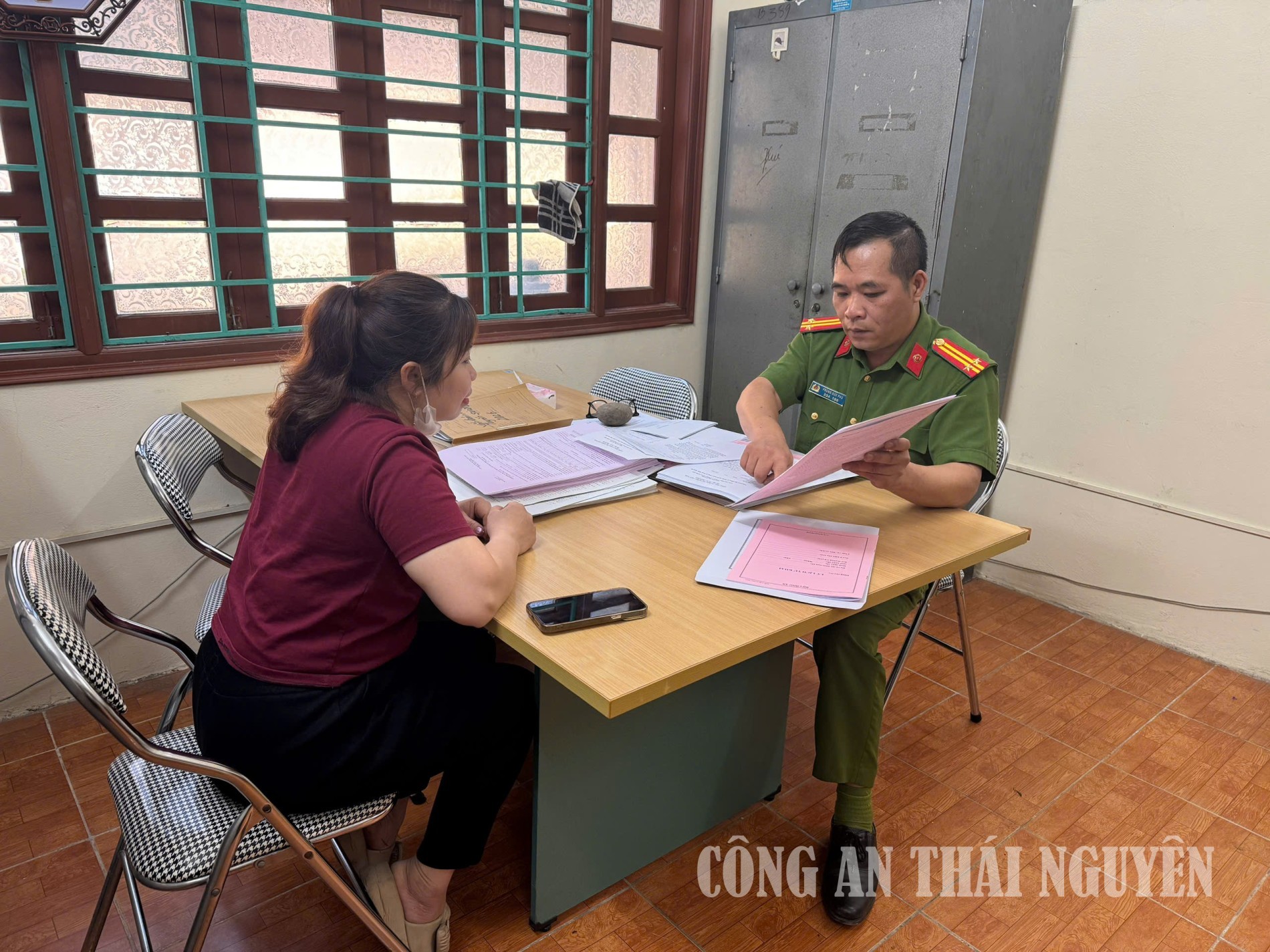 Công an phường Đức Xuân hướng dẫn thực hiện công tác tuyển sinh vào các trường Công an nhân dân