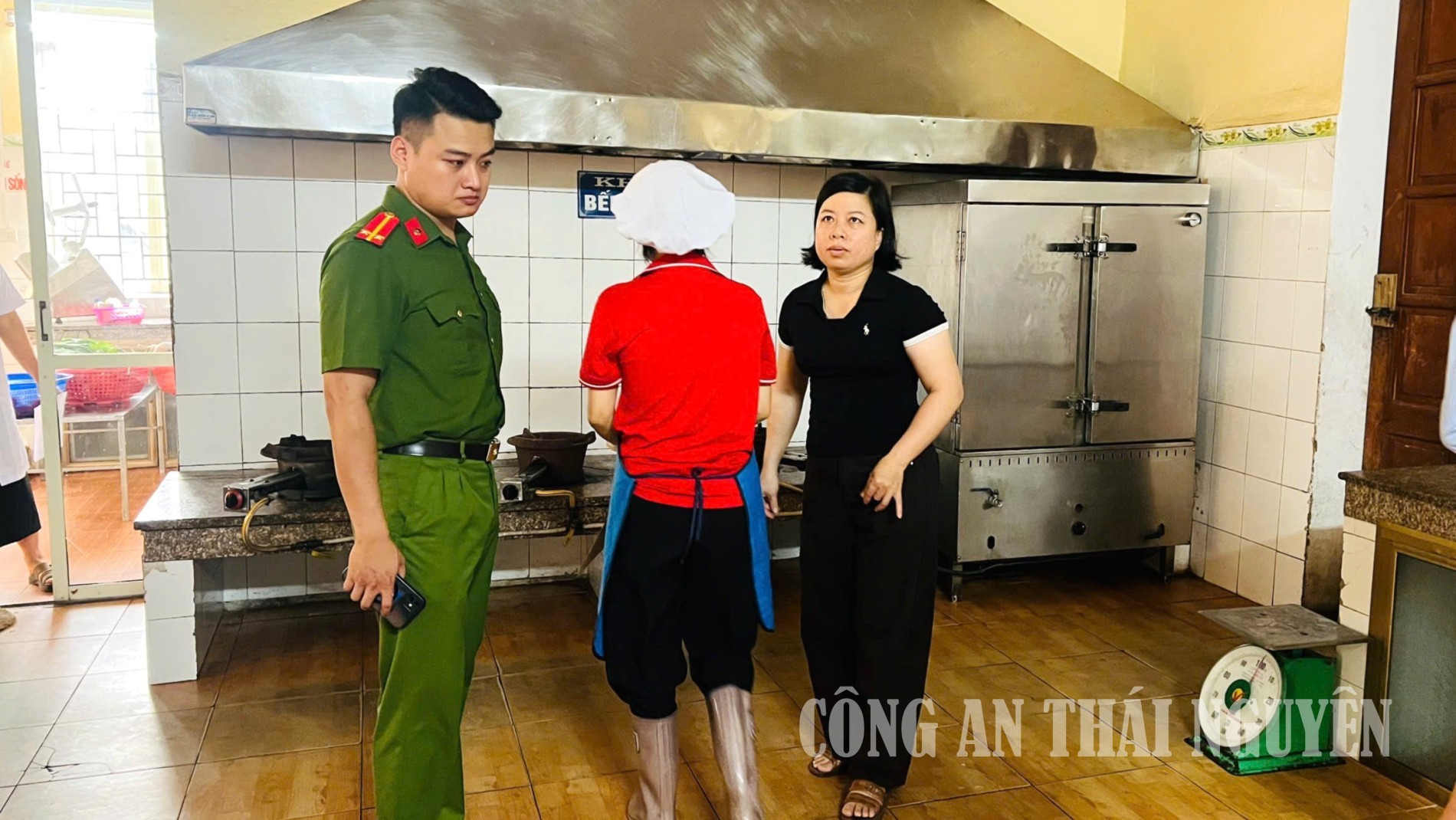 Tăng cường kiểm tra, bảo đảm an toàn thực phẩm trên địa bàn Tích Lương.