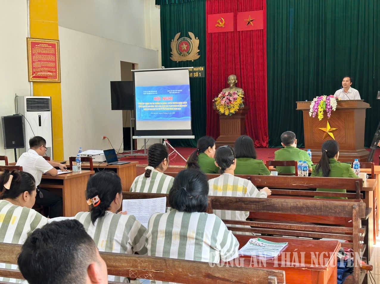 Cán bộ Trung tâm Dịch vụ việc làm tuyên truyền, tư vấn chính sách lao động, việc làm cho phạm nhân đặc xá.