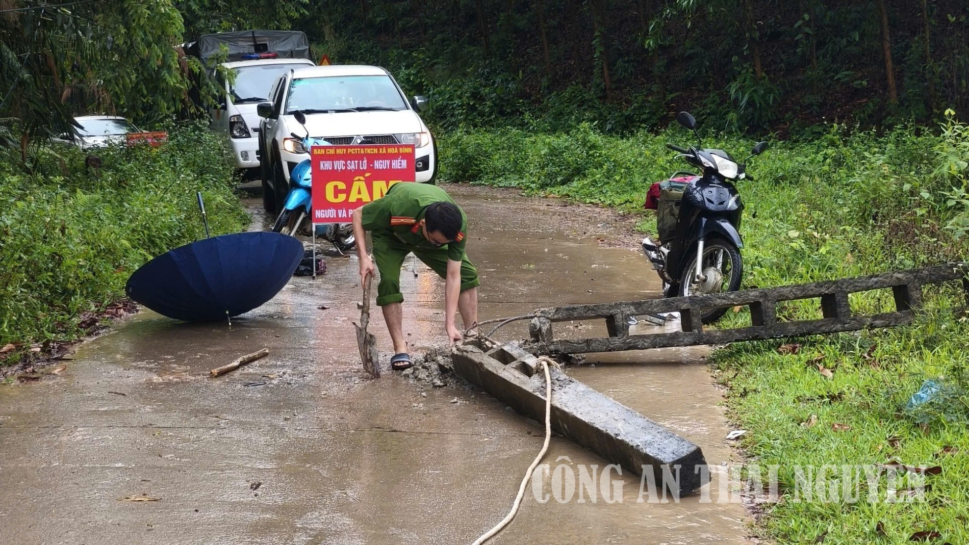 Công an xã Văn Lăng khắc phục hậu quả sau mưa giông.