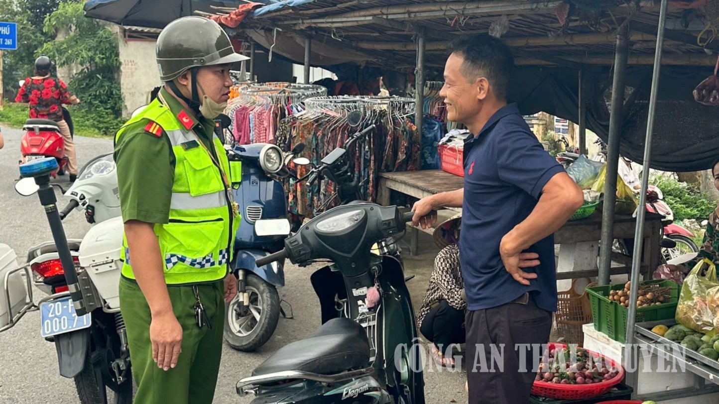 Tuyên truyền pháp luật an toàn giao thông tại xã Vạn Phú.
