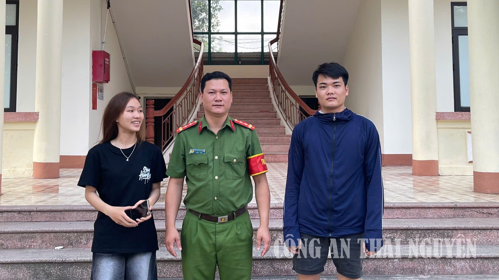 Công an xã Vô Tranh trao trả lại tài sản bị mất cho người dân.