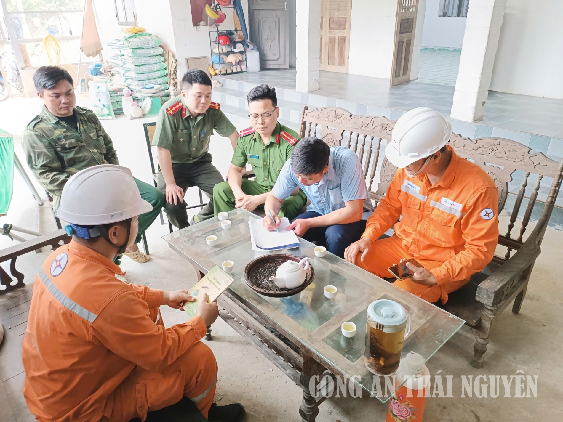 Công an xã Vô Tranh tuyên truyền đảm bảo an toàn lưới điện