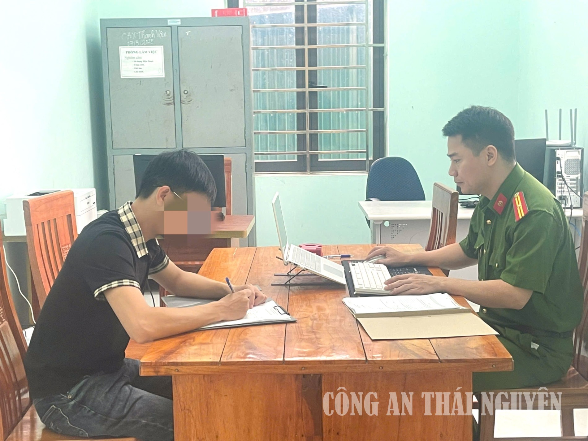 Công an xã đang làm việc với N.Q.T