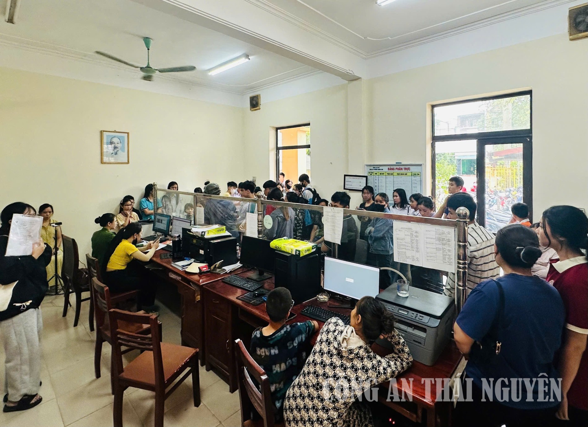 Công an phường cấp tài khoản định danh điện tử cho học sinh