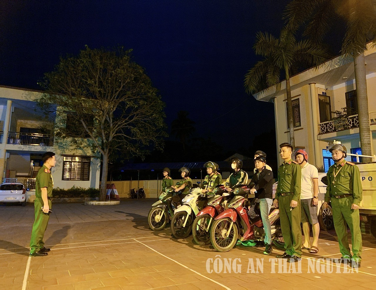 Công an xã An Khánh triển khai lực lượng tuần tra trên tuyến Quốc lộ 37