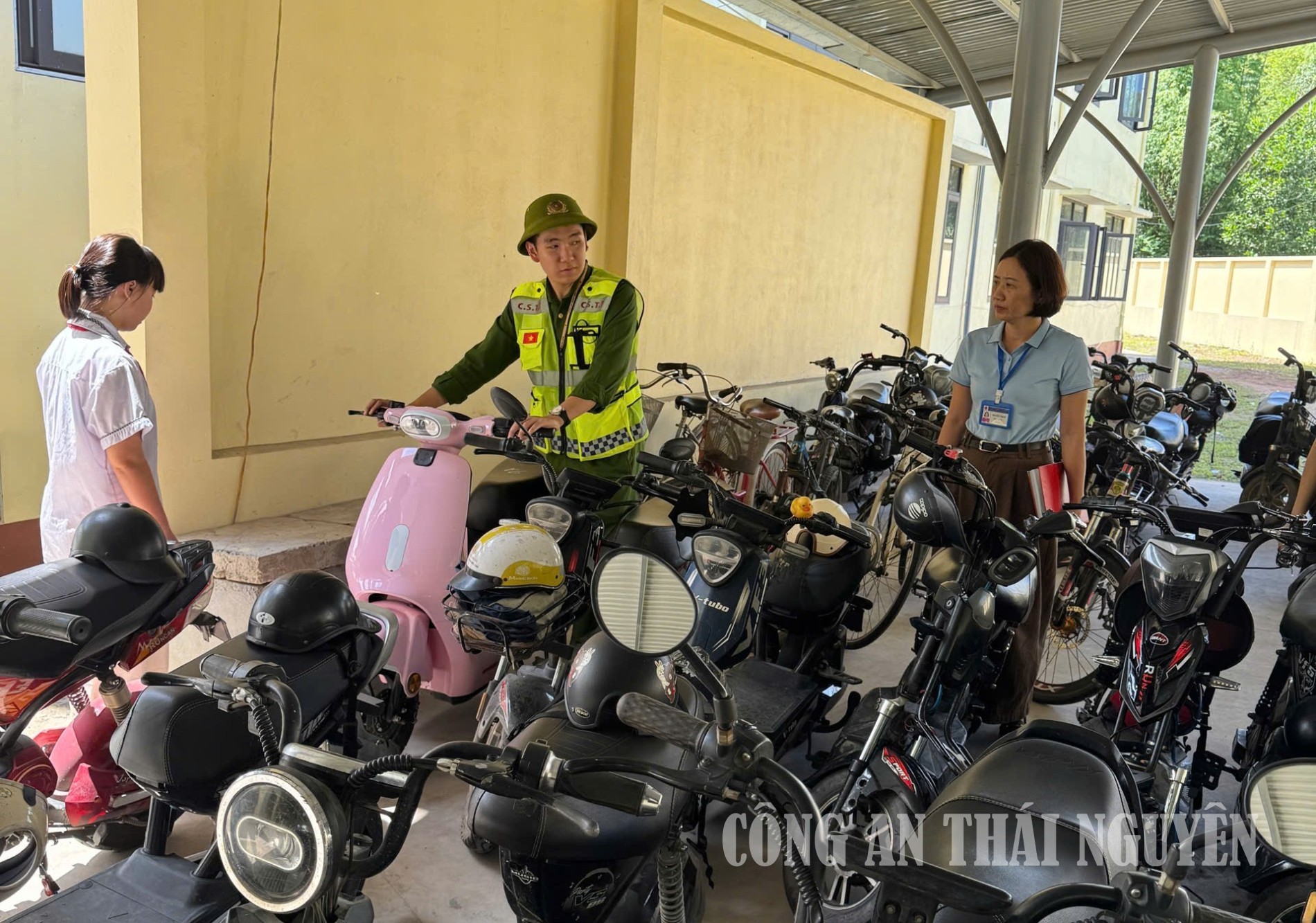 Cán bộ Tổ Cảnh sát trật tự - Công an xã An Khánh hướng dẫn các giáo viên trong trường cách kiểm tra công suất xe đạp điện