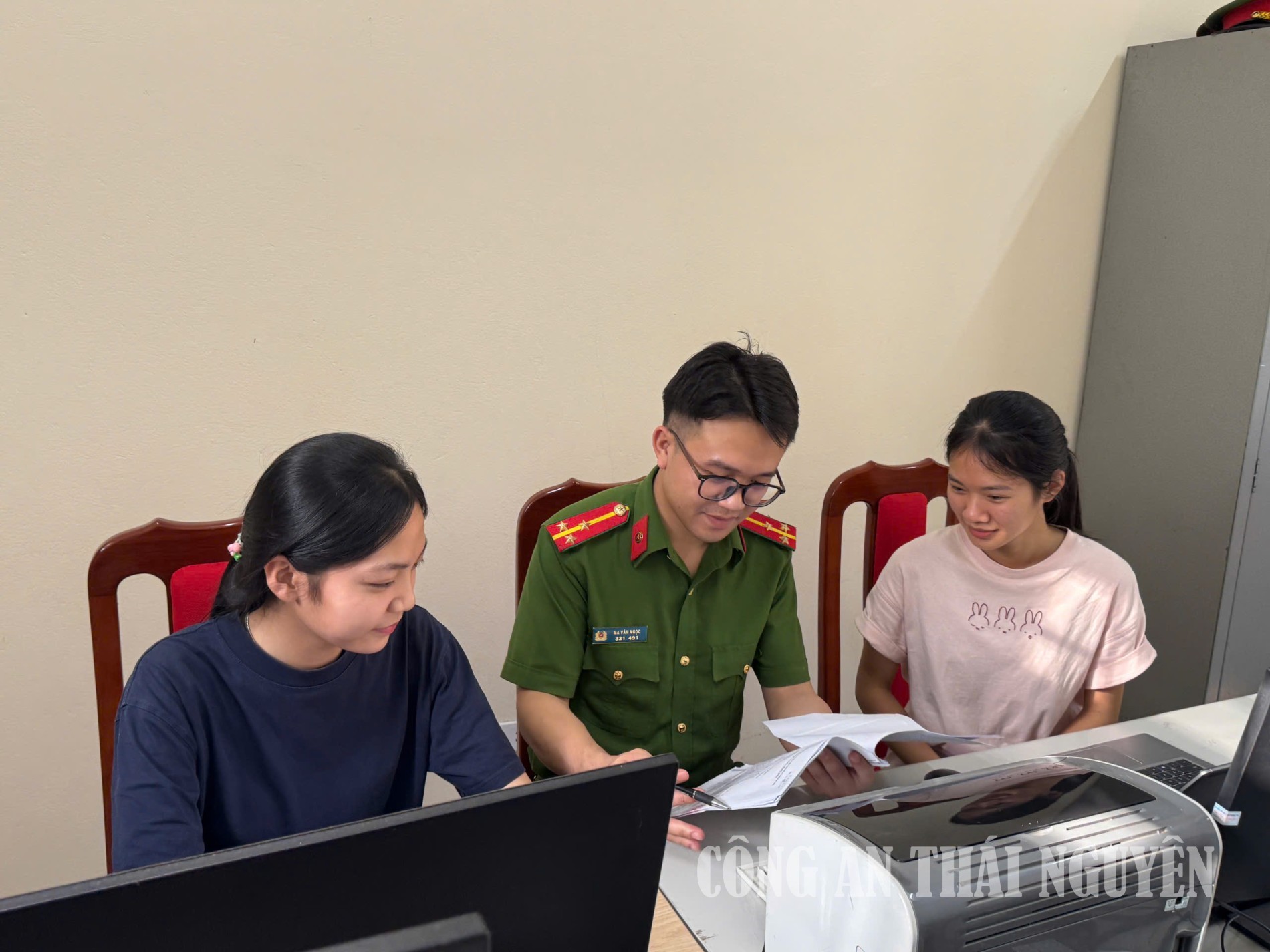 Cán bộ Công an xã Nghĩa Tá đồng hành cùng các thí sinh dự tuyển vào các trường Công an nhân dân năm 2026