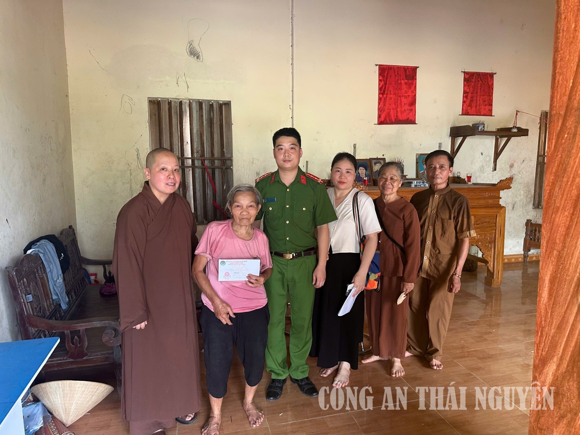 Công an xã Phú Thịnh trao quà hỗ trợ các hộ dân bị thiệt hại do thiên tai