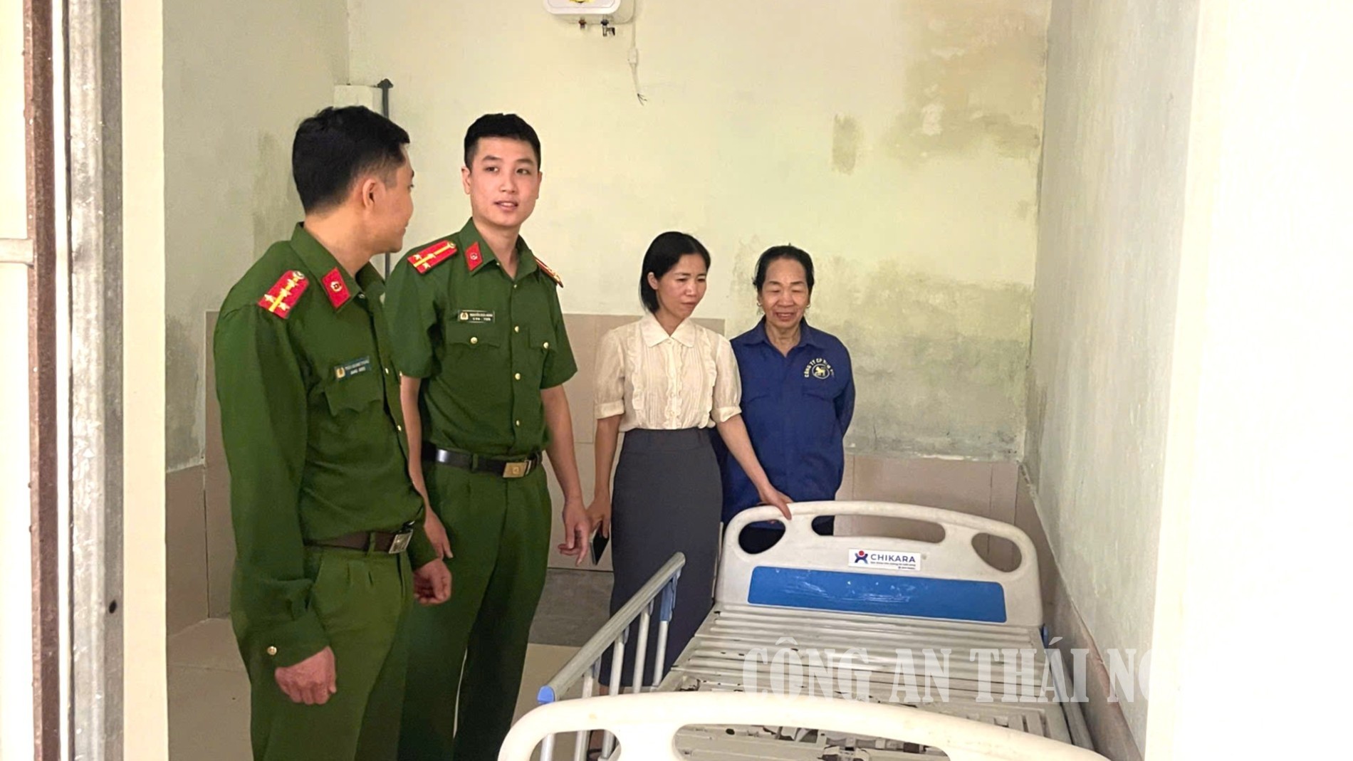 Công an phường hỗ trợ giường nằm cho gia đình có hoàn cảnh khó khăn.