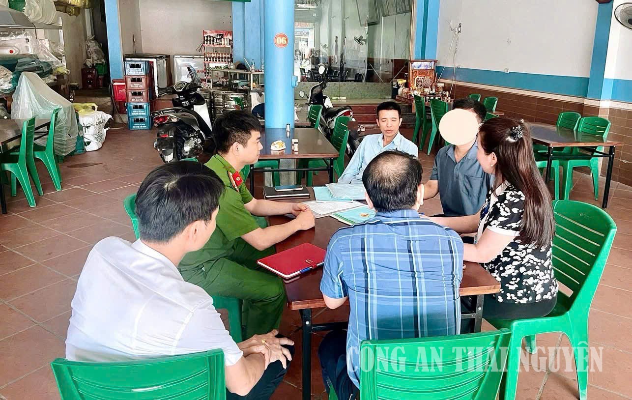 Công an xã lập biên bản vi phạm hành chính một cơ sở kinh doanh vi phạm vệ sinh, an toàn thực phẩm