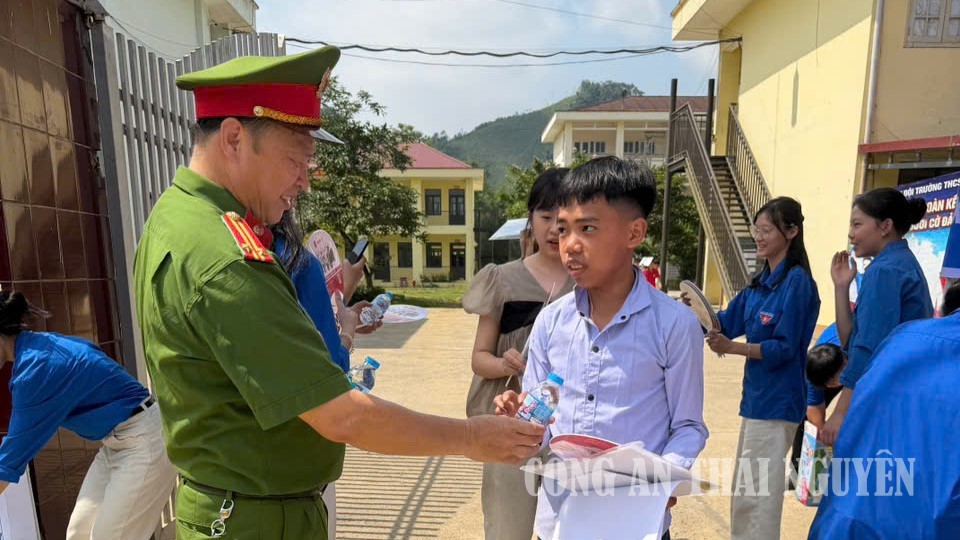 Công an xã Nghĩa Tá tiếp sức mùa thi tại Trường THCS & THPT Bình Trung