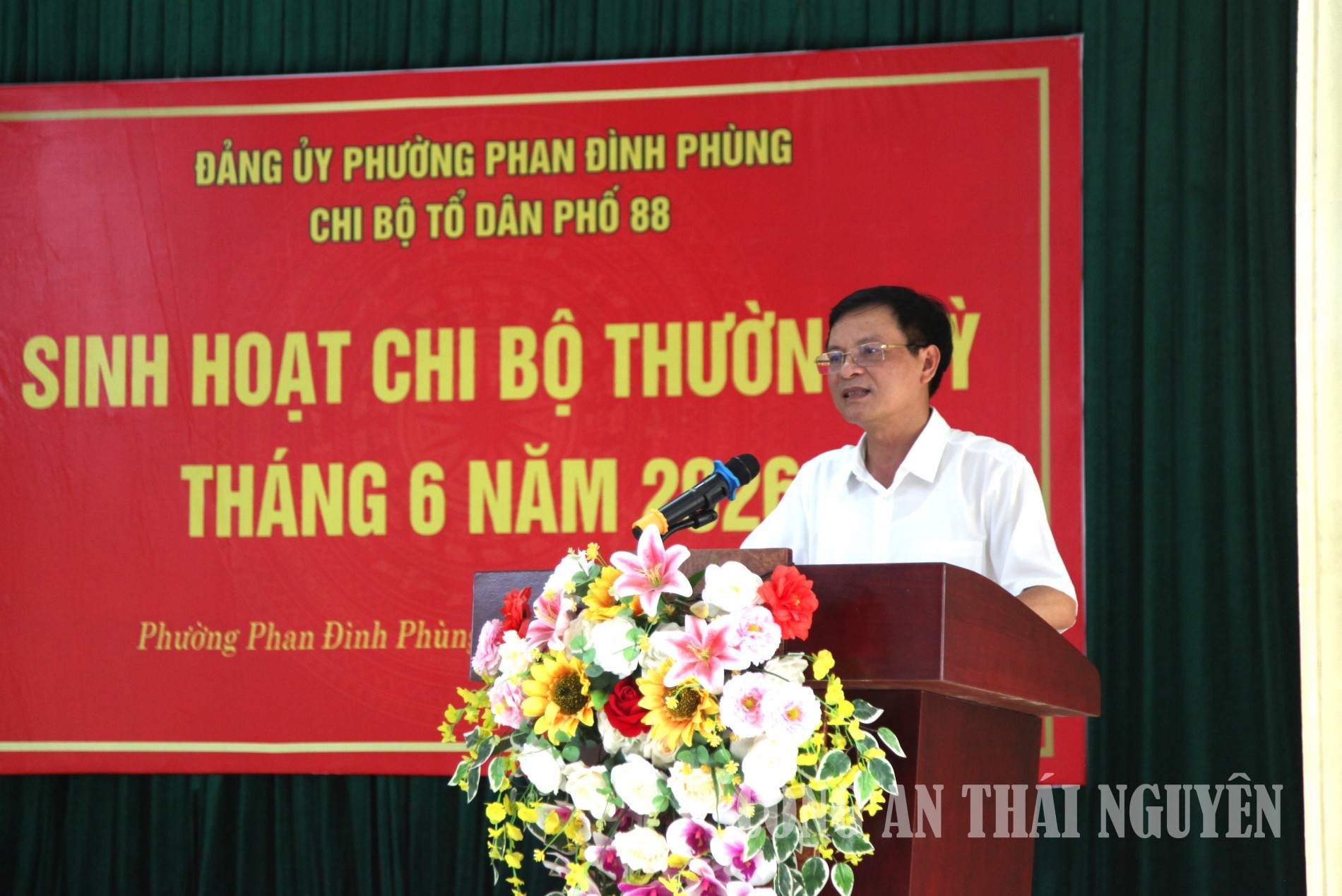 Đồng chí Hà Văn Dương, Ủy viên Ban Chấp hành Đảng bộ tỉnh, Bí thư Đảng ủy phường Phan Đình Phùng phát biểu tại buổi sinh hoạt Chi bộ.
