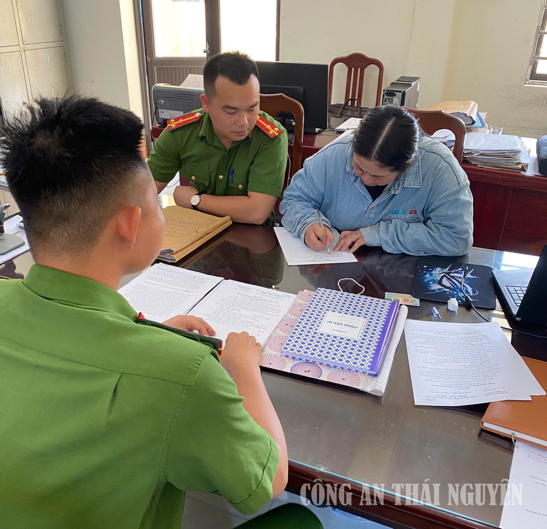 Vận động người có quyết định thi hành án phạt tù đang được hoãn chấp hành án phạt tù tự giác đi chấp hành án.