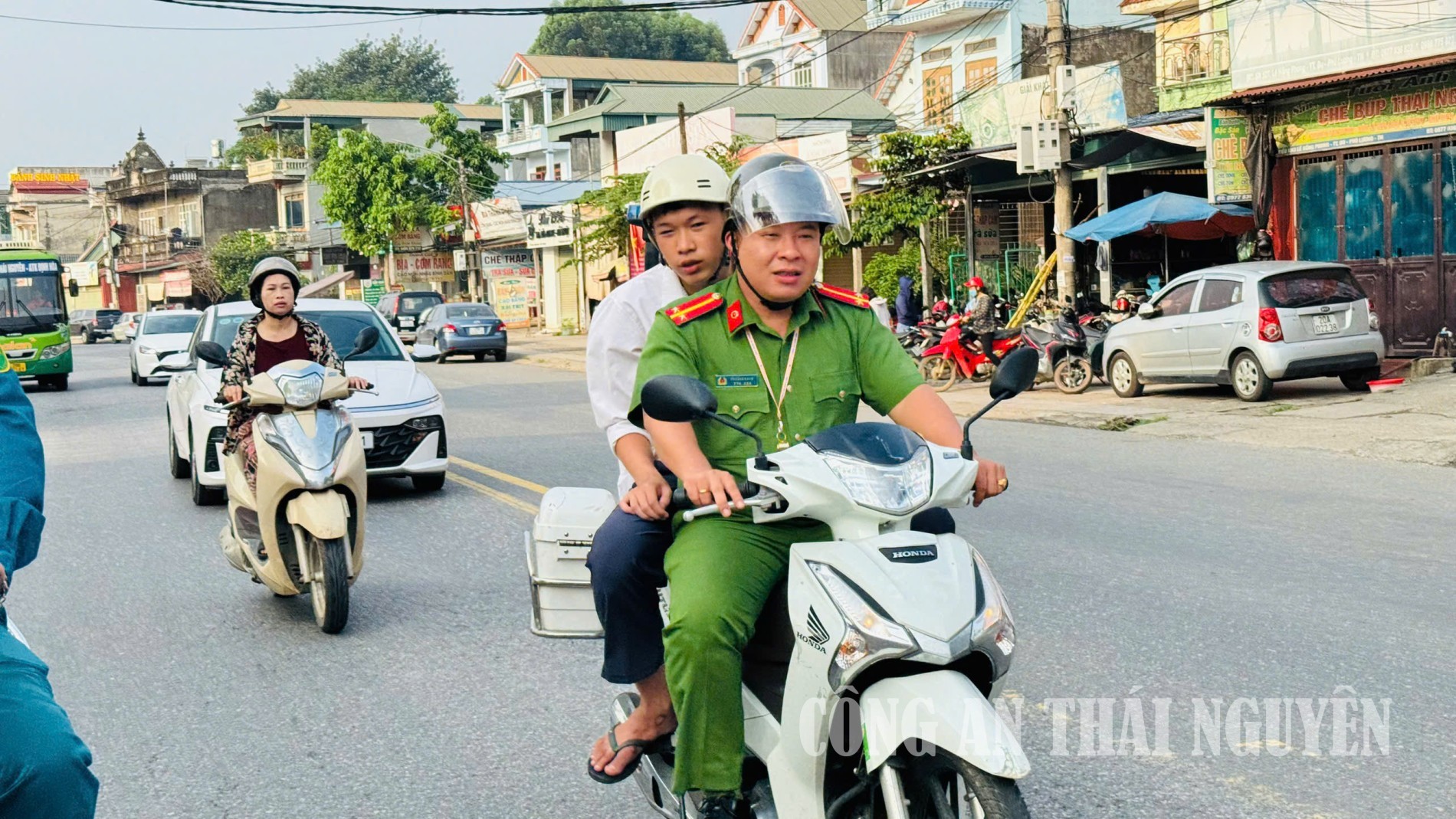 Kịp thời hỗ trợ thí sinh quên giấy tờ dự thi.