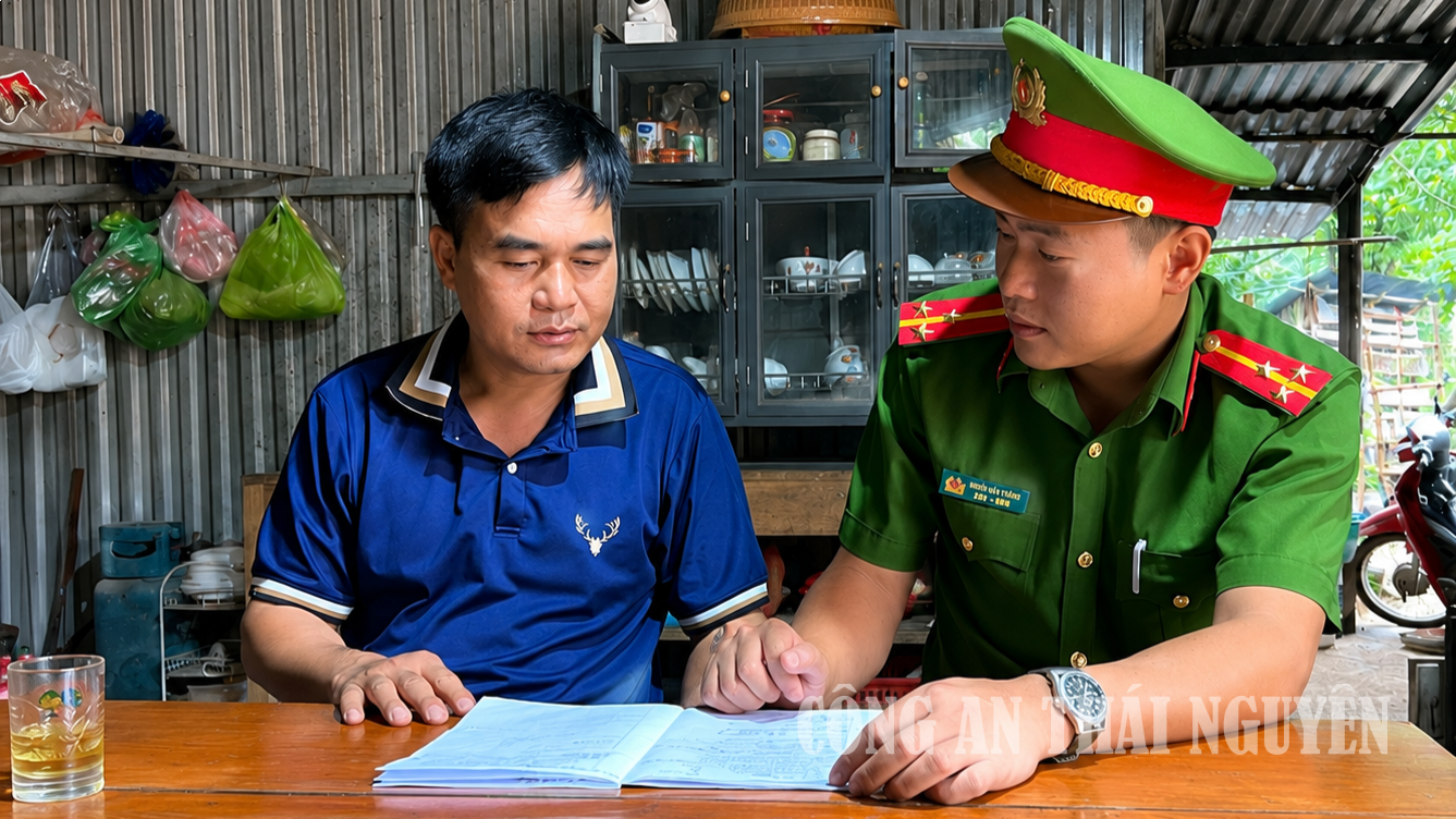 Công an xã Cường Lợi kiểm tra các cơ sở chế biến, sản xuất lâm sản