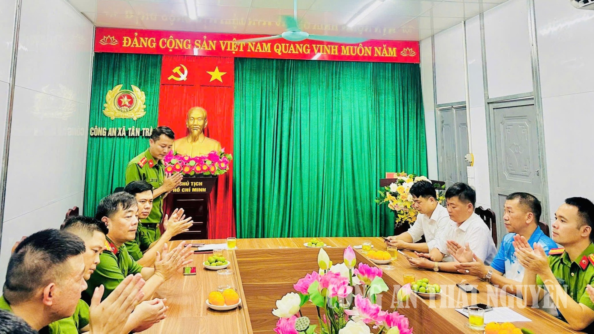 Công an xã Phú Đình trao đổi kinh nghiệm công tác với Công an xã Tân Trào, tỉnh Tuyên Quang.