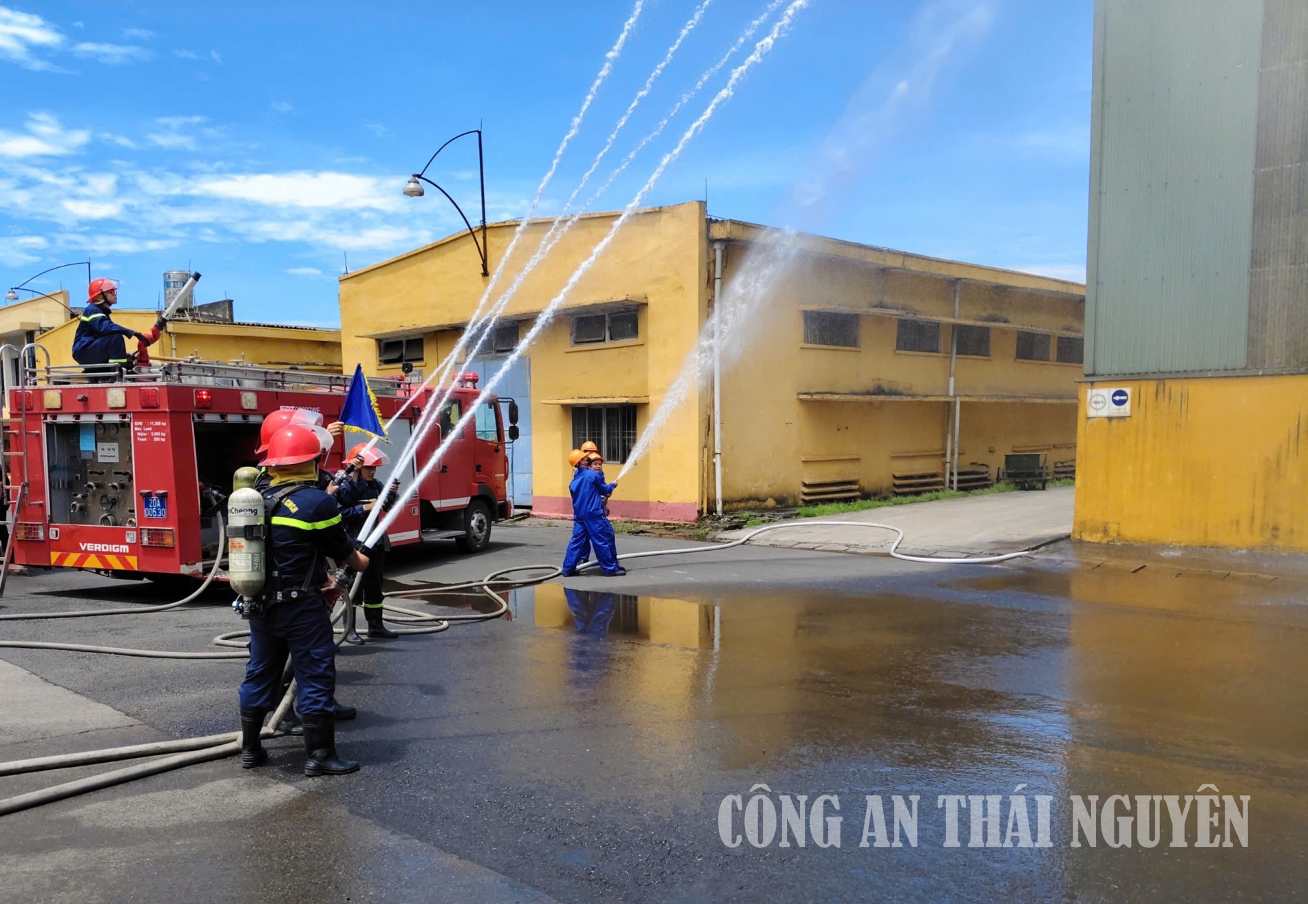 1 Lực lượng Cảnh sát PCCC và CNCH phối hợp thực tập với cơ sở