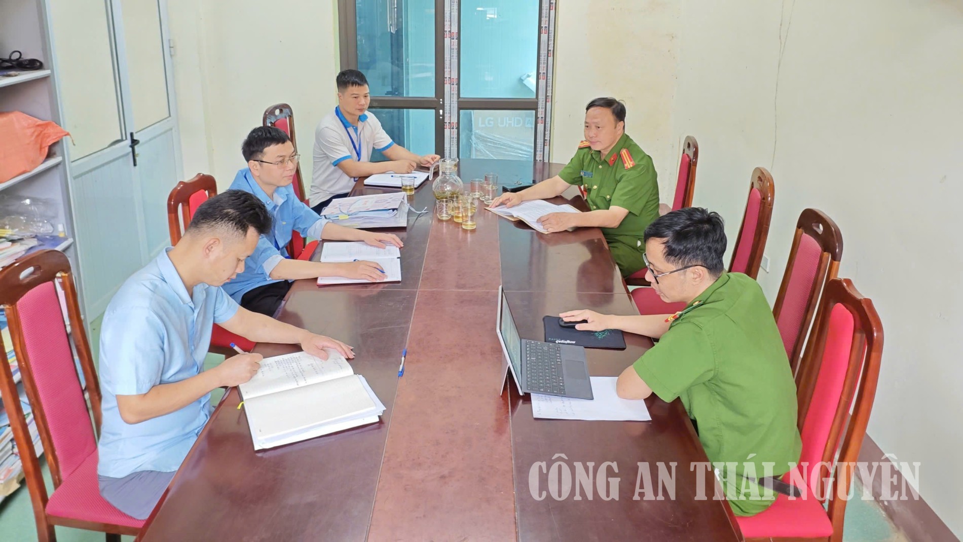 Công an xã Nghĩa Tá kiểm tra, hướng dẫn các cơ quan về công tác bảo vệ bí mật nhà nước.