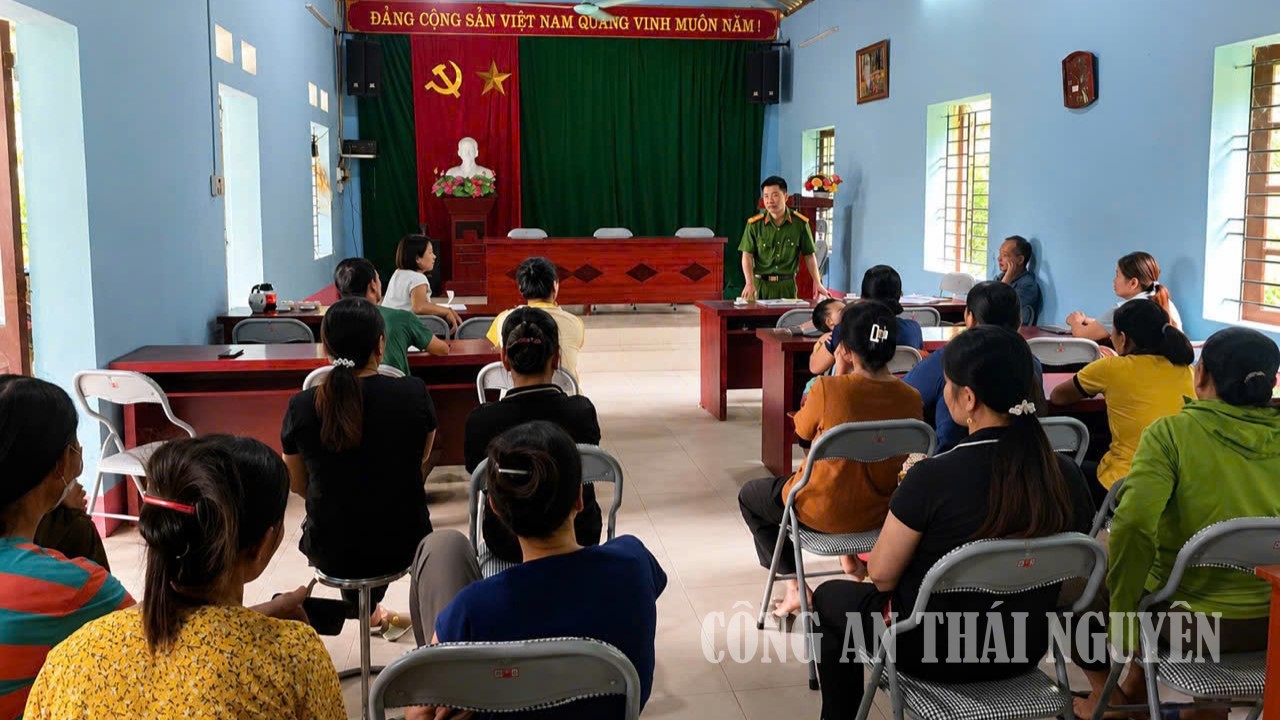 Công an xã Yên Thịnh đẩy mạnh tuyên truyền pháp luật trên địa bàn xã.