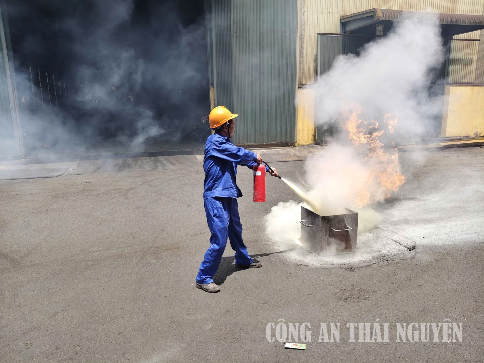 2 Lực lượng PCCC và CNCH cơ sở sử dụng bình chữa cháy